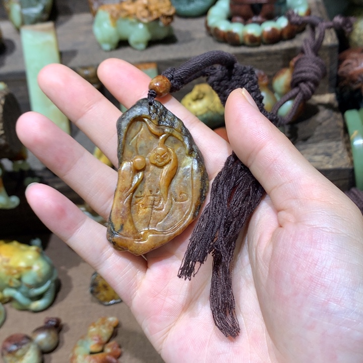 未镶嵌岫岩河磨玉（透闪石质玉）挂件