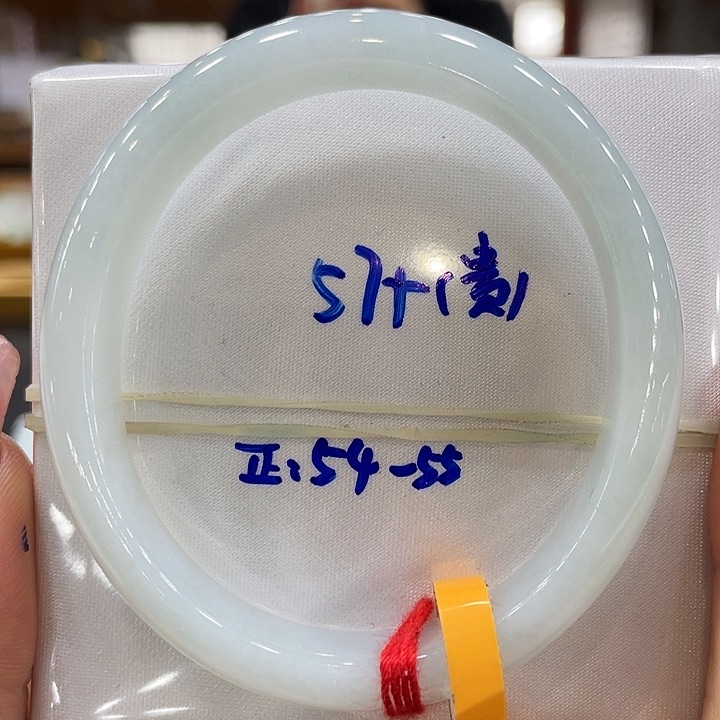 翡翠手镯未镶嵌翡翠手镯