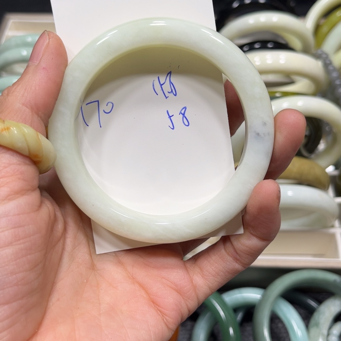 蛇纹石玉手镯未镶嵌