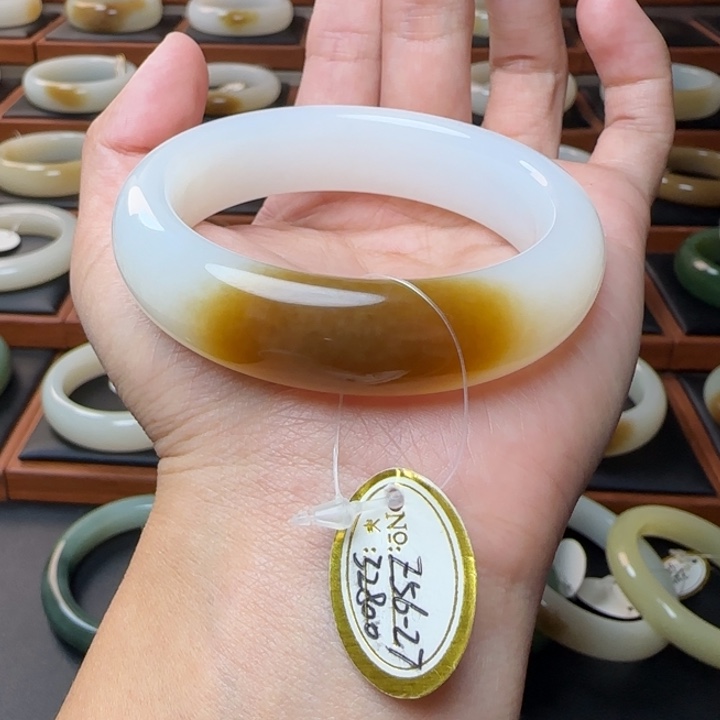 和田玉未镶嵌手镯一口红糖白53.7