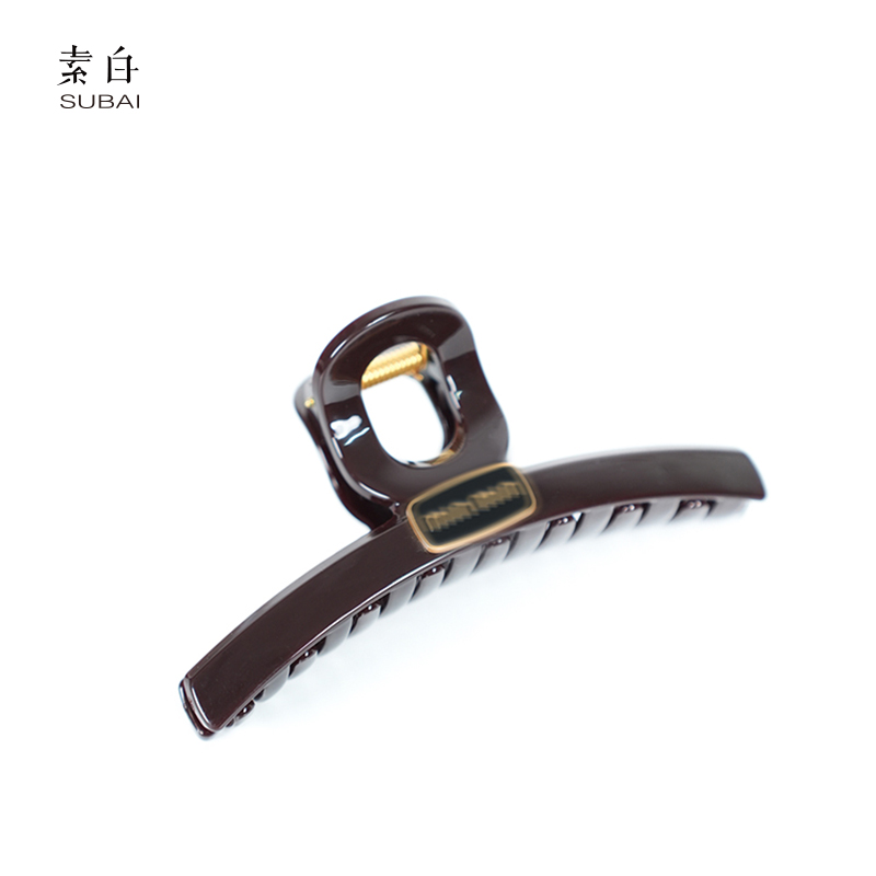 素白高级感咖色字母鲨鱼夹802684