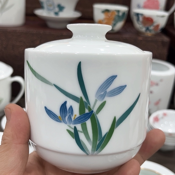 釉下五彩的瓷器和瓷器