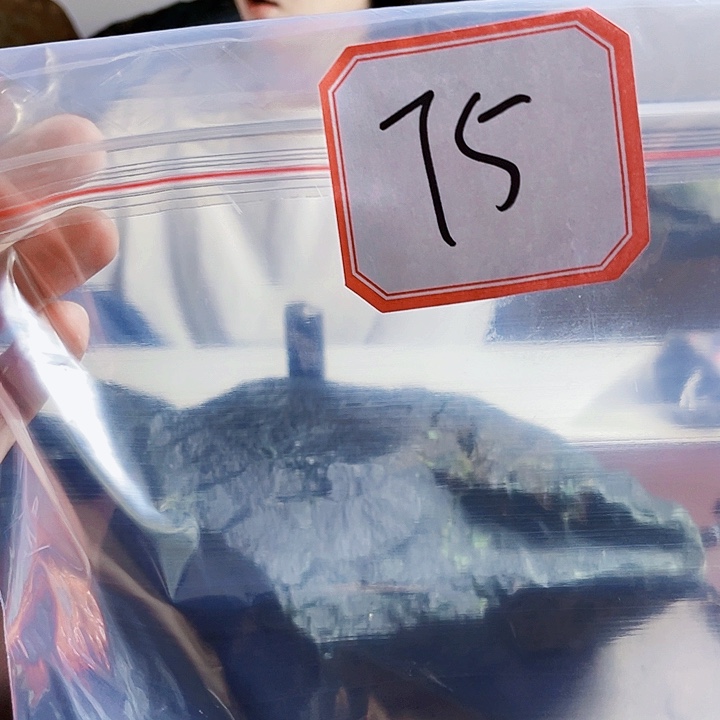 小***乐未镶嵌蛇纹石玉岫玉原石