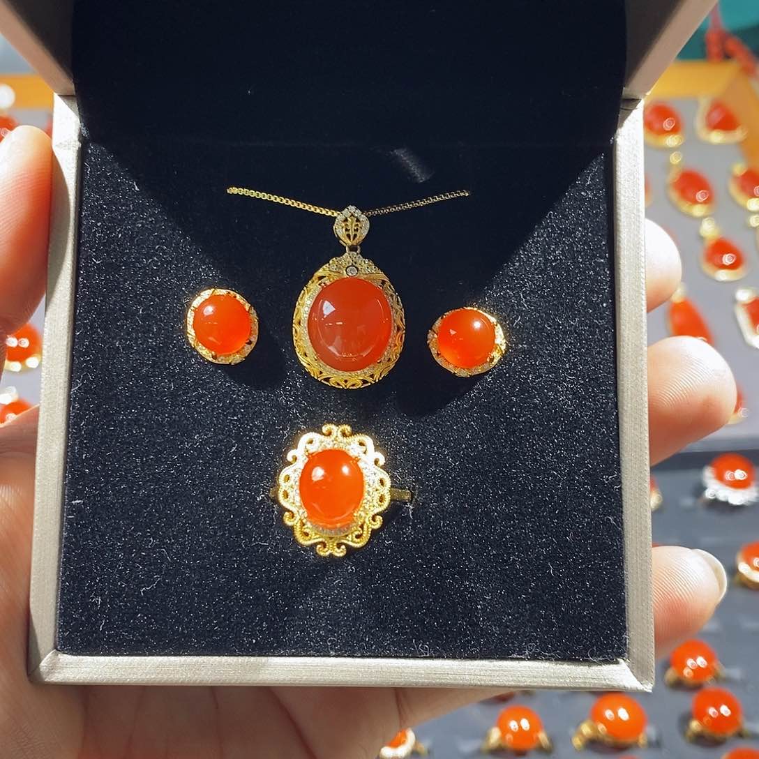 南红玛瑙颈饰银S925镶嵌小**妖