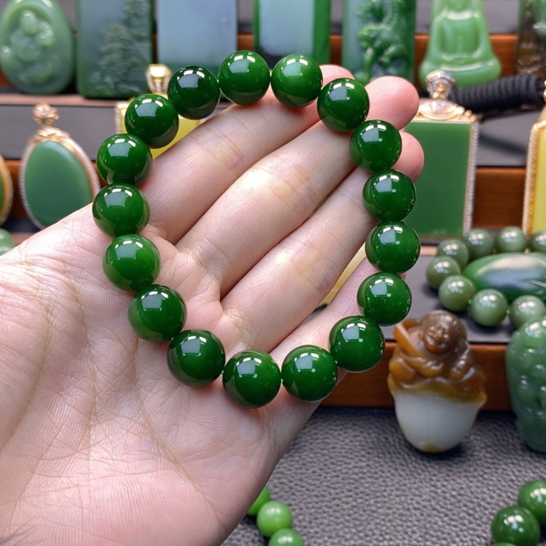 颈饰未镶嵌和田玉（碧玉）坚**是手串