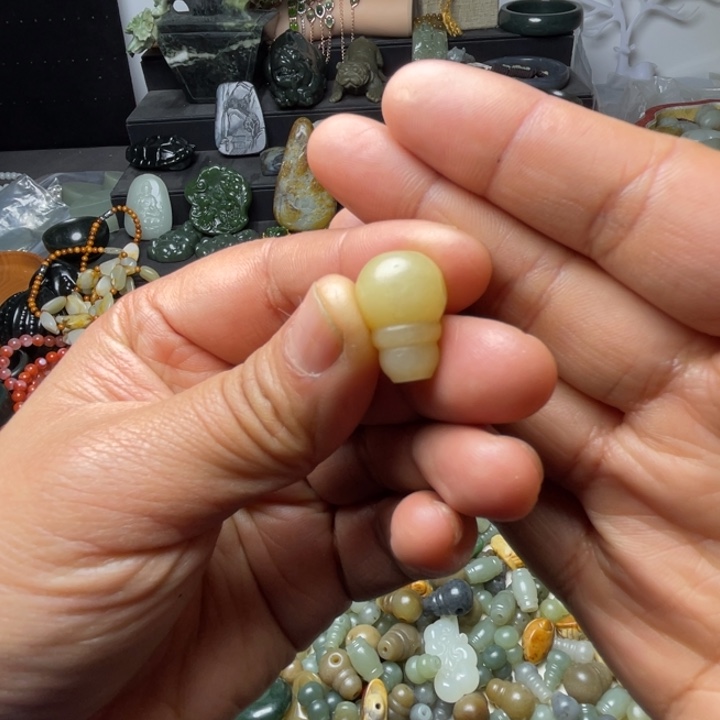 和田玉未镶嵌珠宝半成品有包容