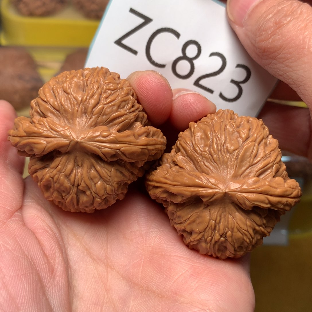 文玩核桃把件粗筋红皮肉球南疆石43
