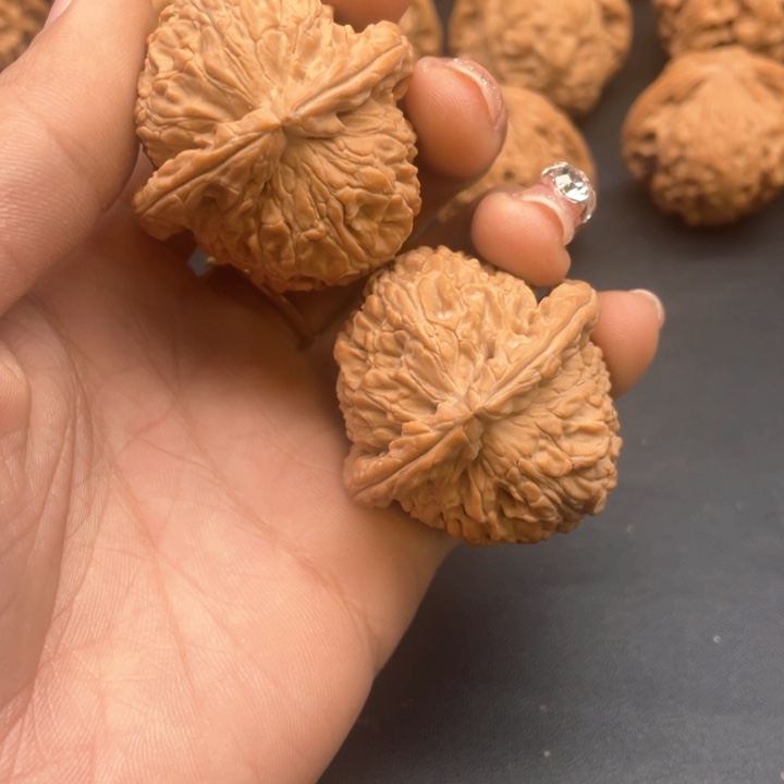 文玩核桃把件白狮子头文玩核桃