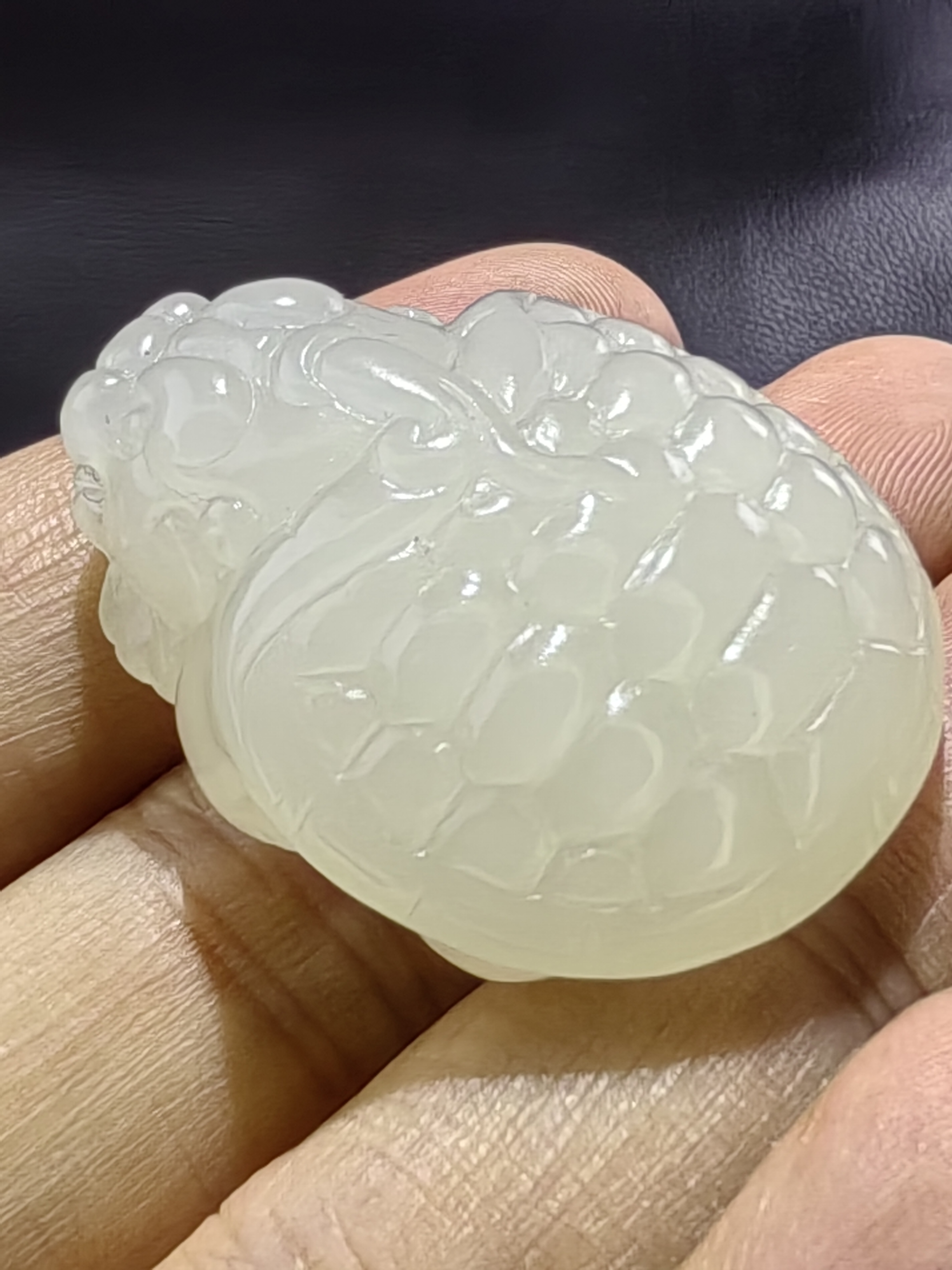 和田玉冰底无结构猫眼纯手工雕刻小貔貅。