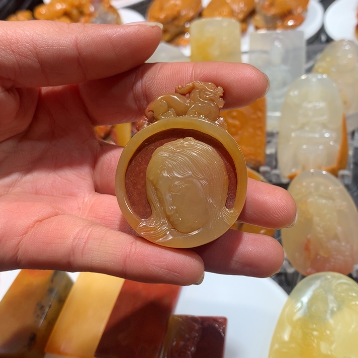 石英质玉（黄龙玉）未镶嵌颈饰