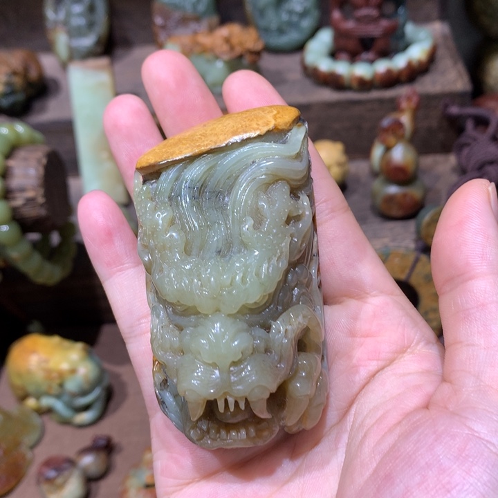 未镶嵌岫岩河磨玉（透闪石质玉）把件