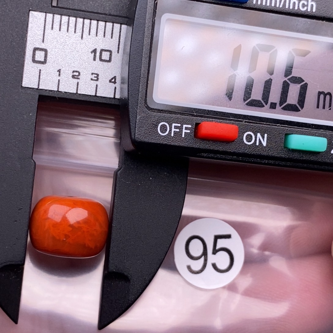 南红玛瑙未镶嵌配饰有瑕疵