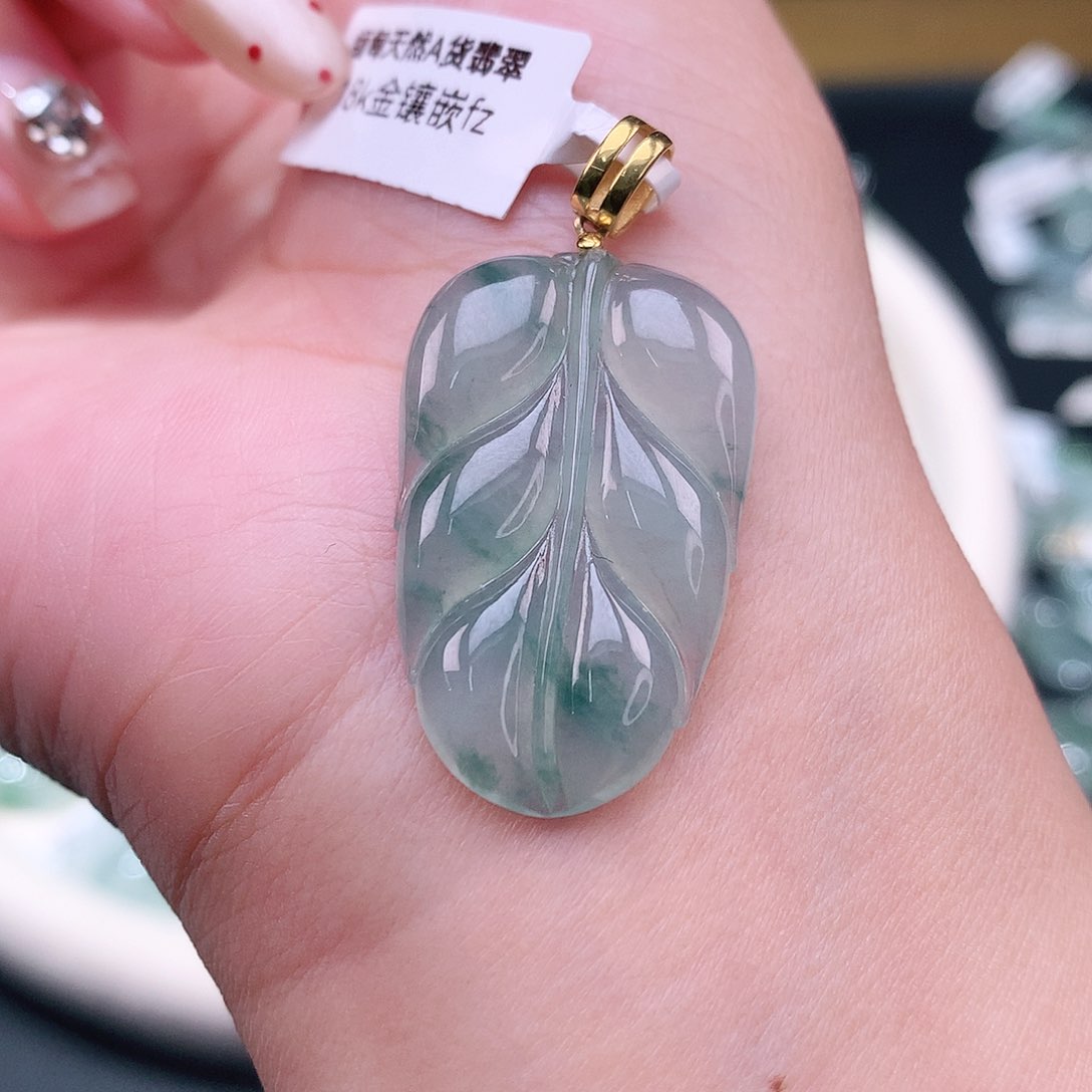 颈饰18K金镶嵌翡翠叶子