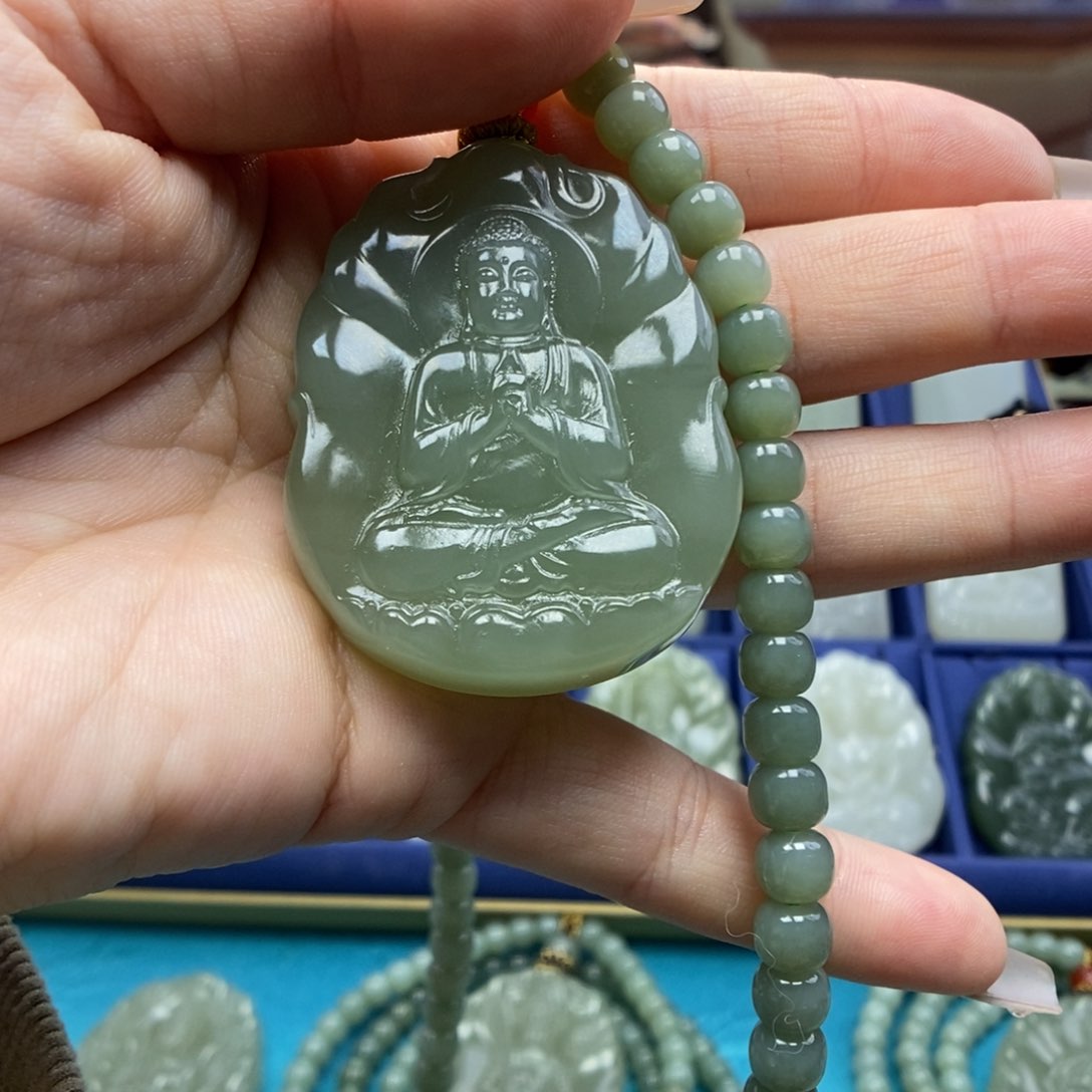 和田玉颈饰未镶嵌吃*糖