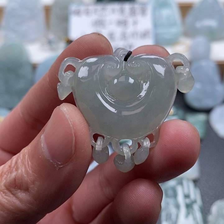 翡翠颈饰未镶嵌激***年翡翠