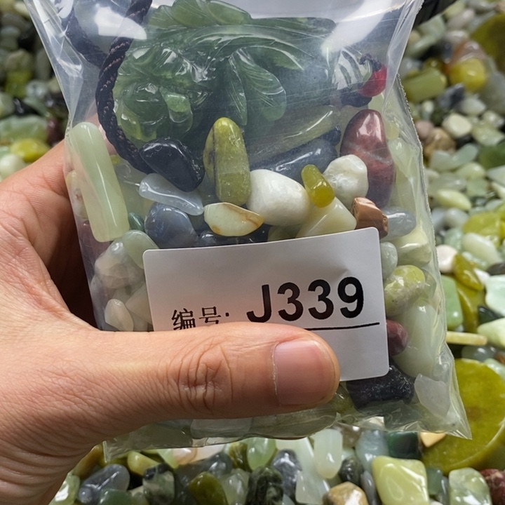 蛇纹石玉鱼缸石未镶嵌