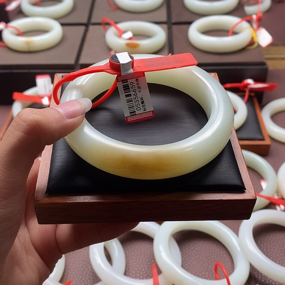 和田玉手镯未镶嵌心*