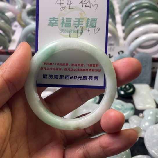 翡翠手镯未镶嵌歪****块