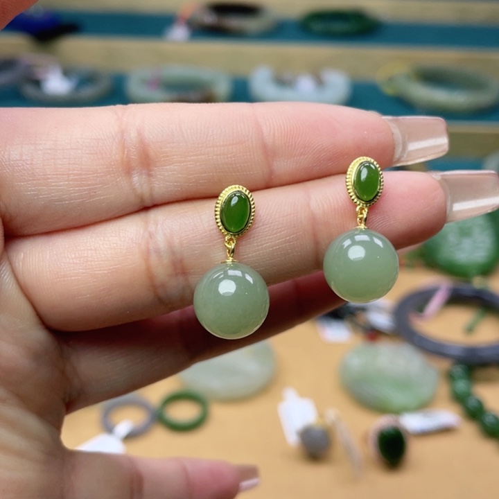 和田玉耳钉56+圈口。编号90银S925镶嵌