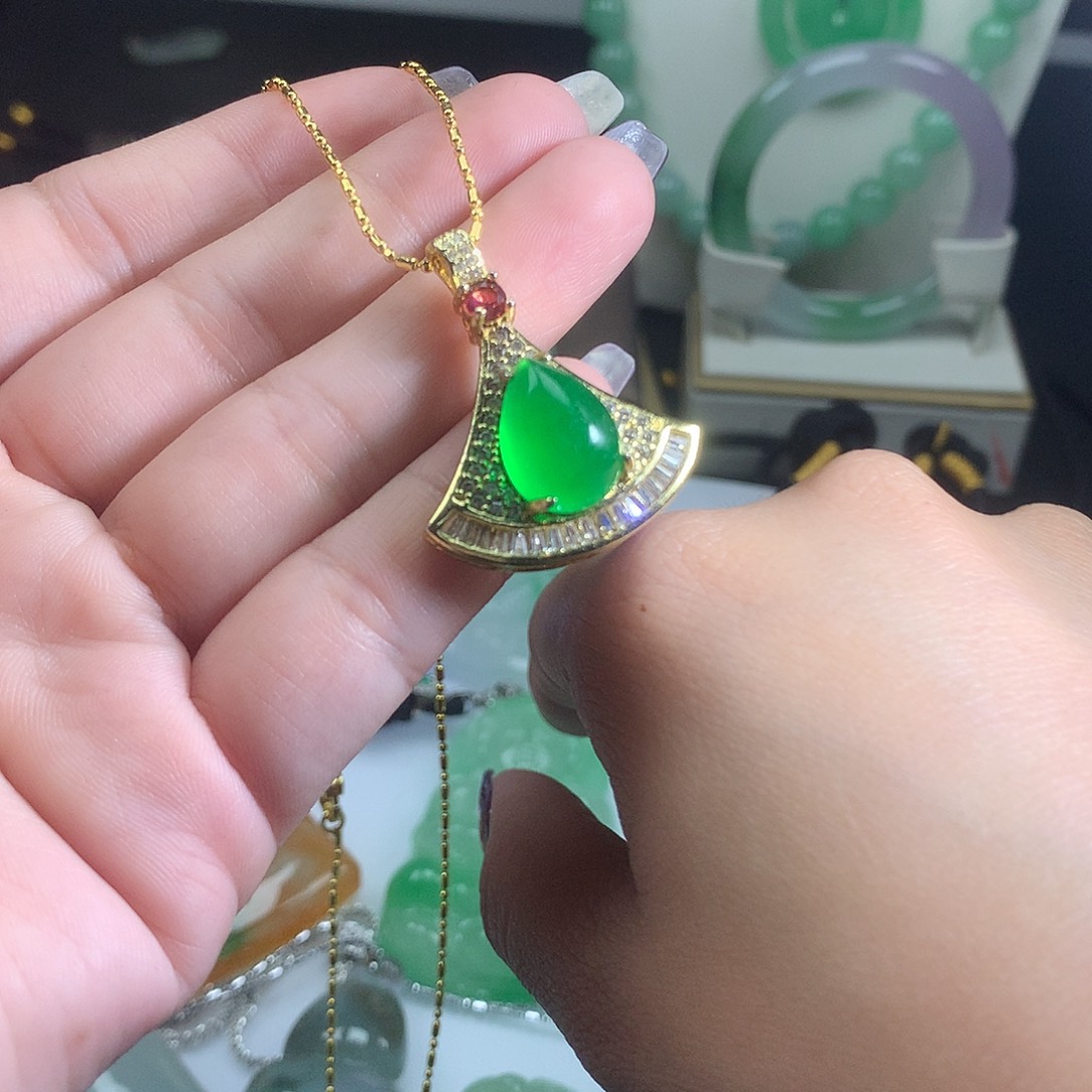 翡翠未镶嵌吊坠(赠链)