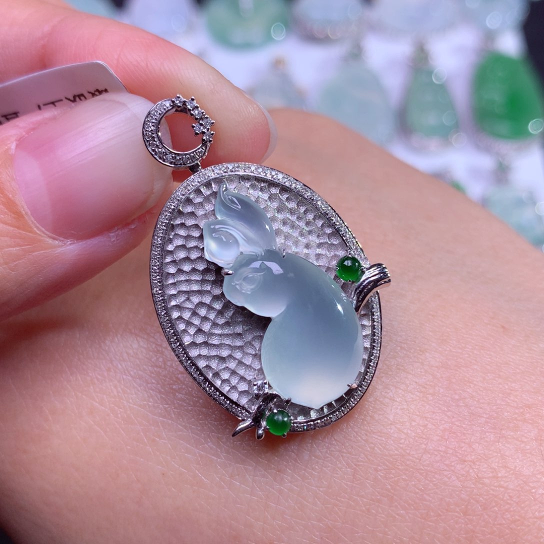 翡翠颈饰18K金镶嵌高冰大白兔设计款复古吊坠