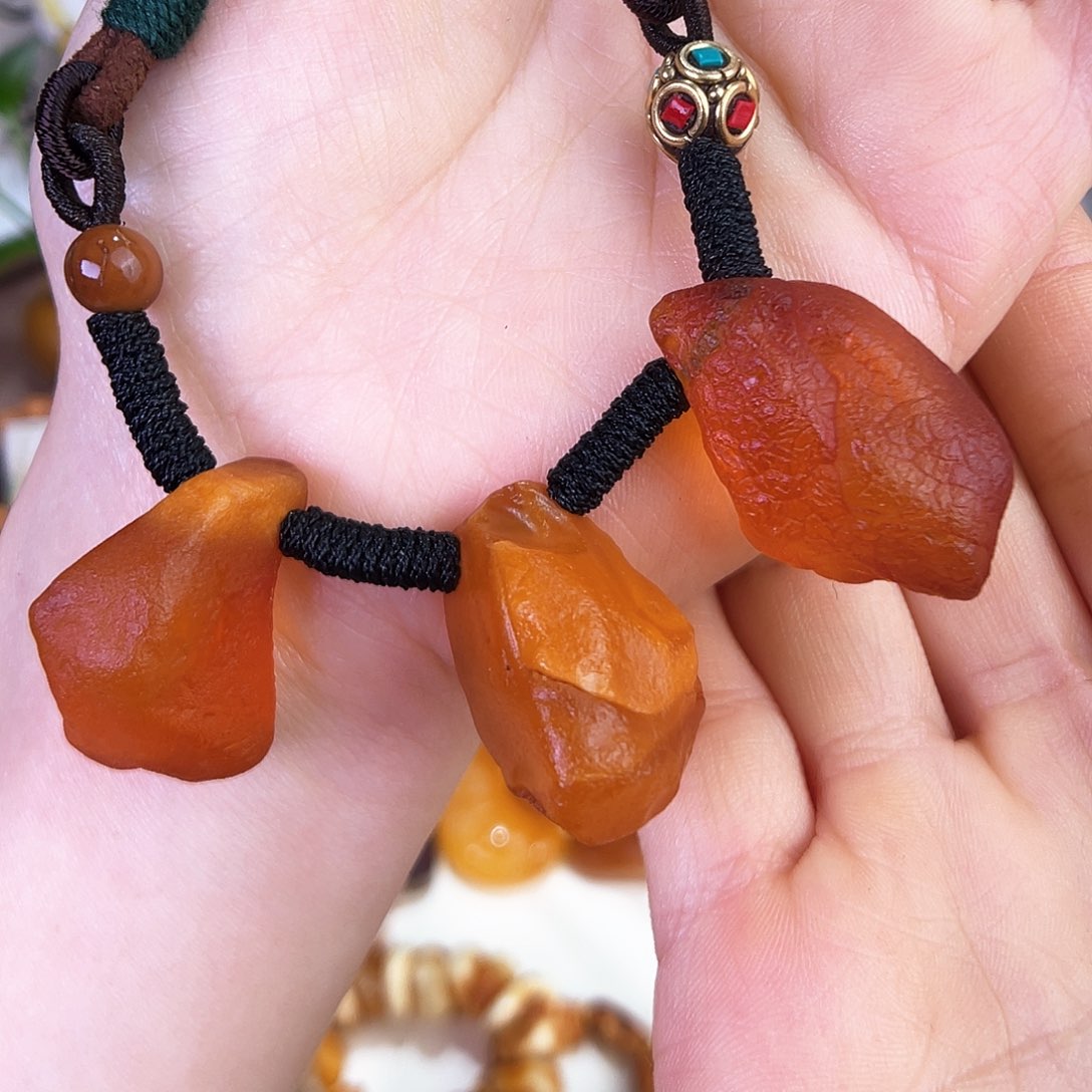 琥珀珠宝奇石未镶嵌。