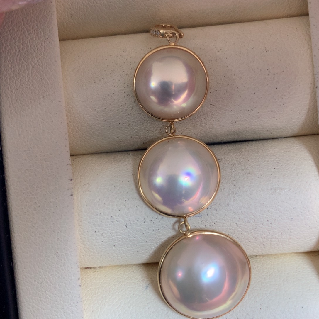 拼合珍珠（马贝珠）颈饰18K金镶嵌