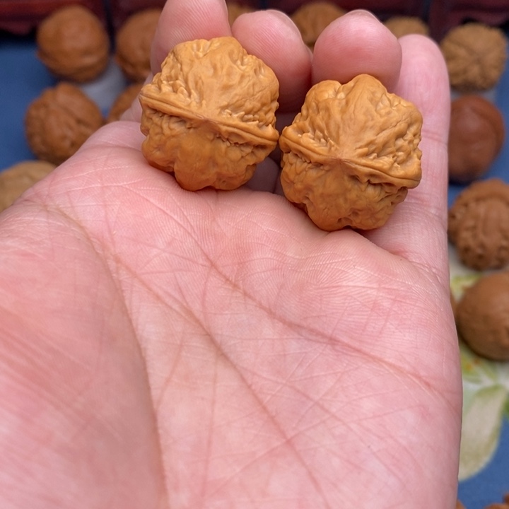 文玩核桃把件粗筋肉龙