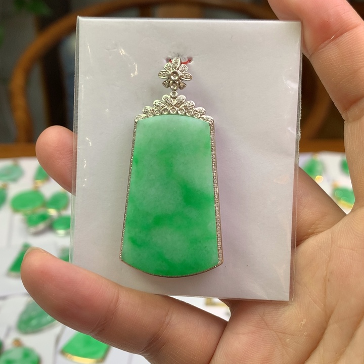 翡翠18K金镶嵌颈饰翡翠吊坠