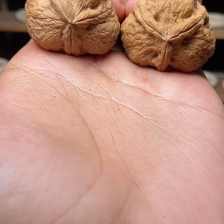 文玩核桃吊坠三棱