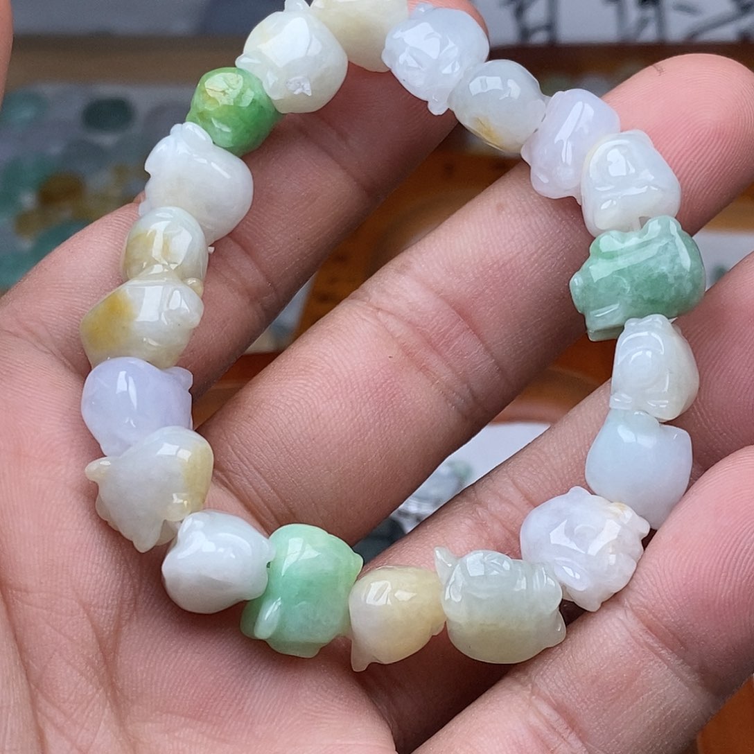 翡翠颈饰未镶嵌小猪手串