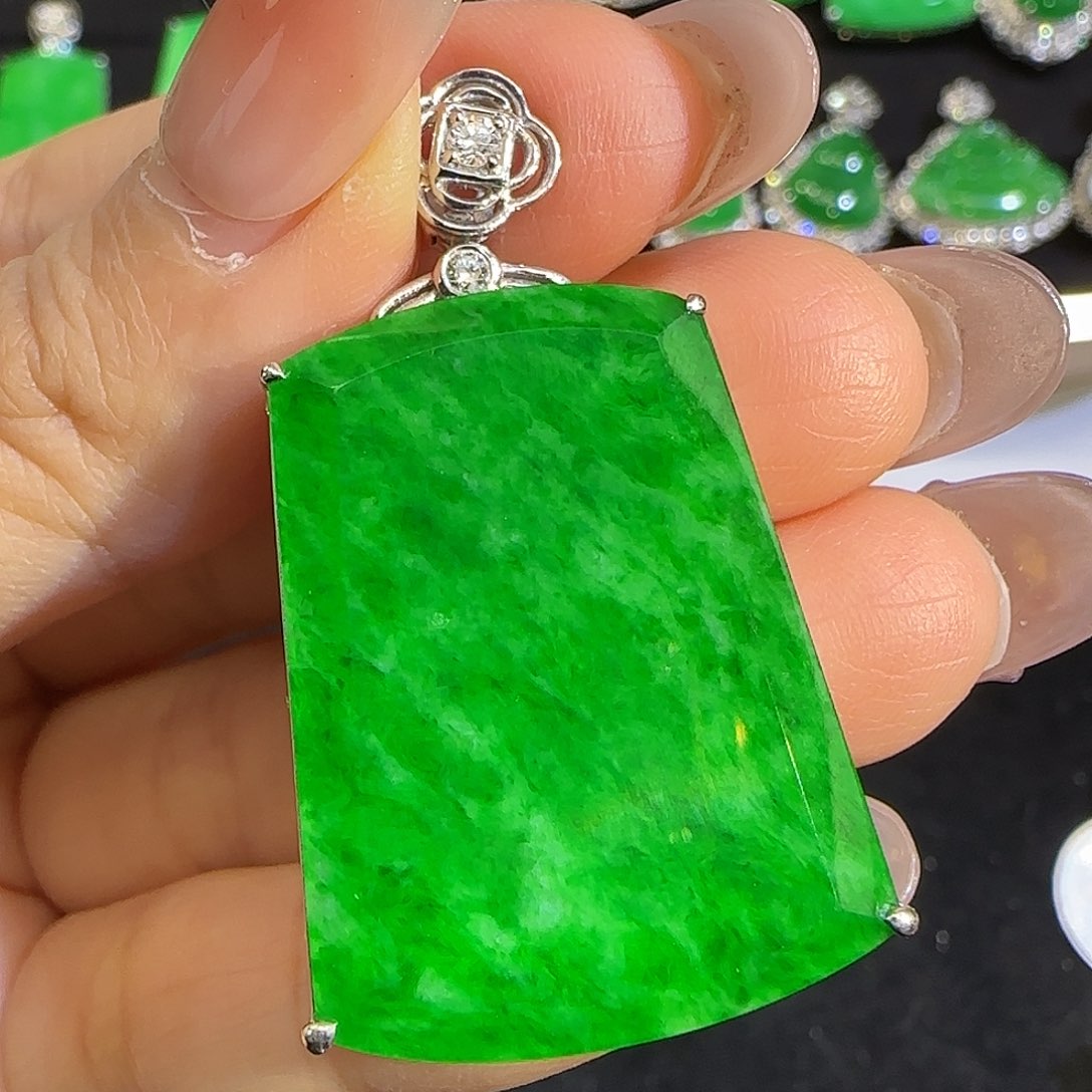 翡翠颈饰18K金镶嵌。