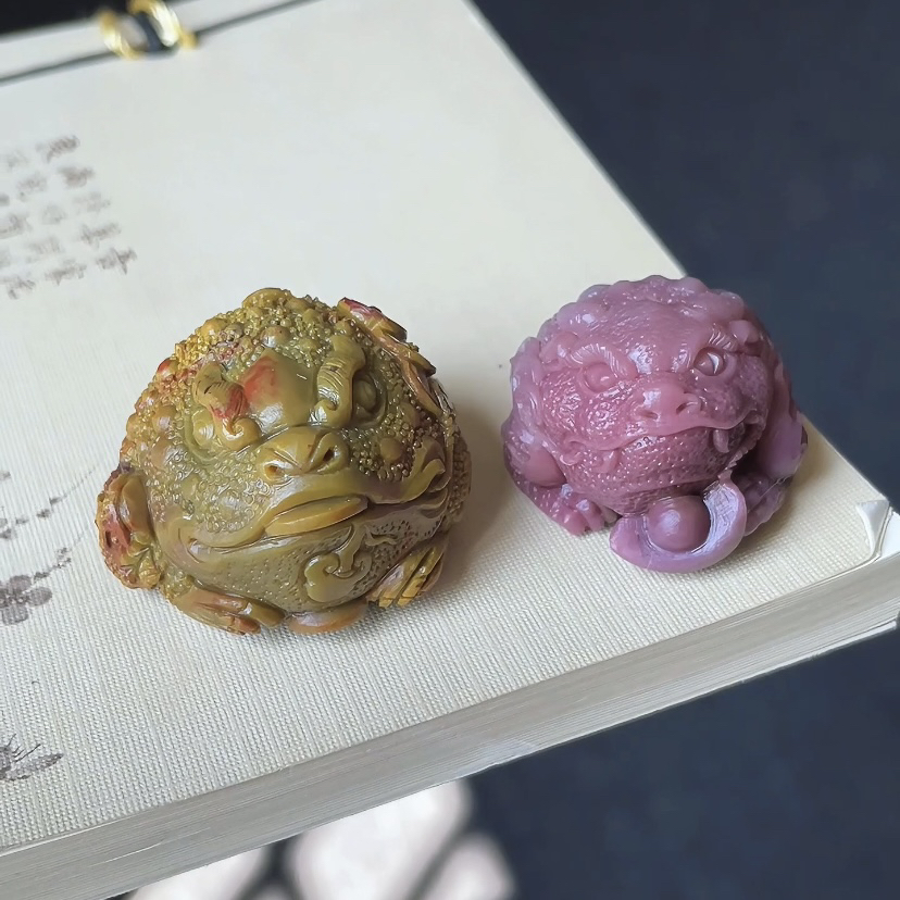 天然四川凉山盐源玛瑙苏工腰缠万贯金蟾雕刻摆件手把手链多圈礼物