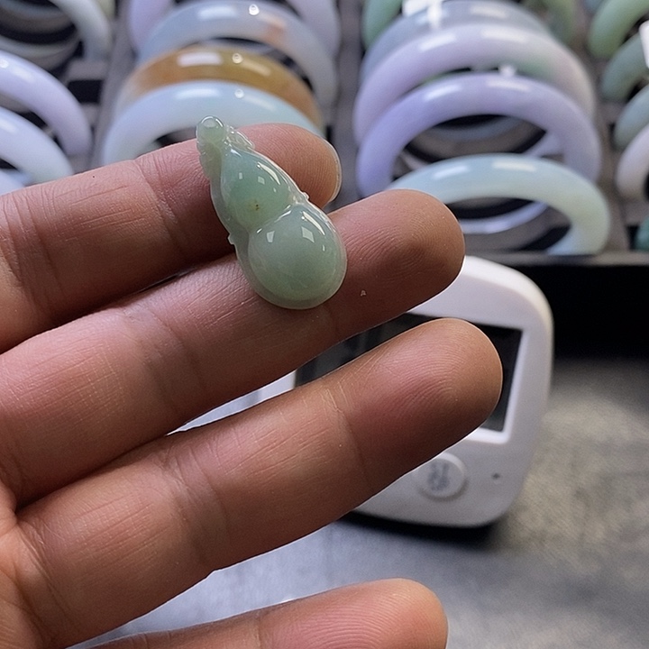 郡***怡翡翠未镶嵌颈饰葫芦