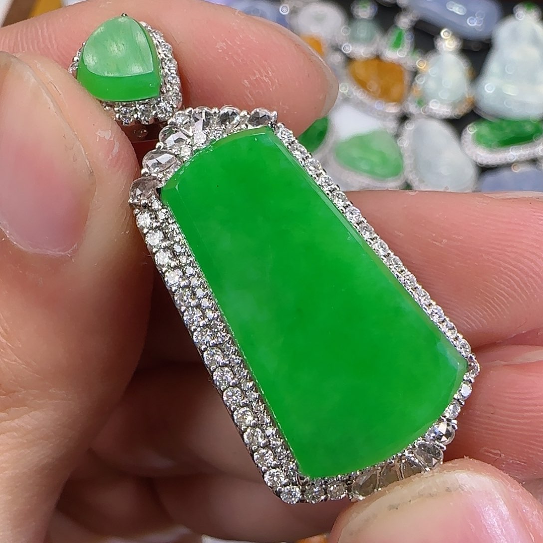 翡翠颈饰18K金镶嵌天然翡翠