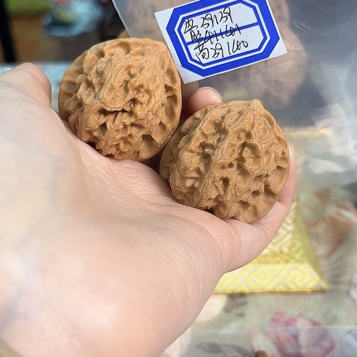 文玩核桃把件梨木台