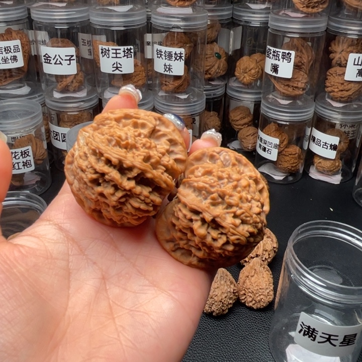 L***凡吊坠文玩核桃满天星