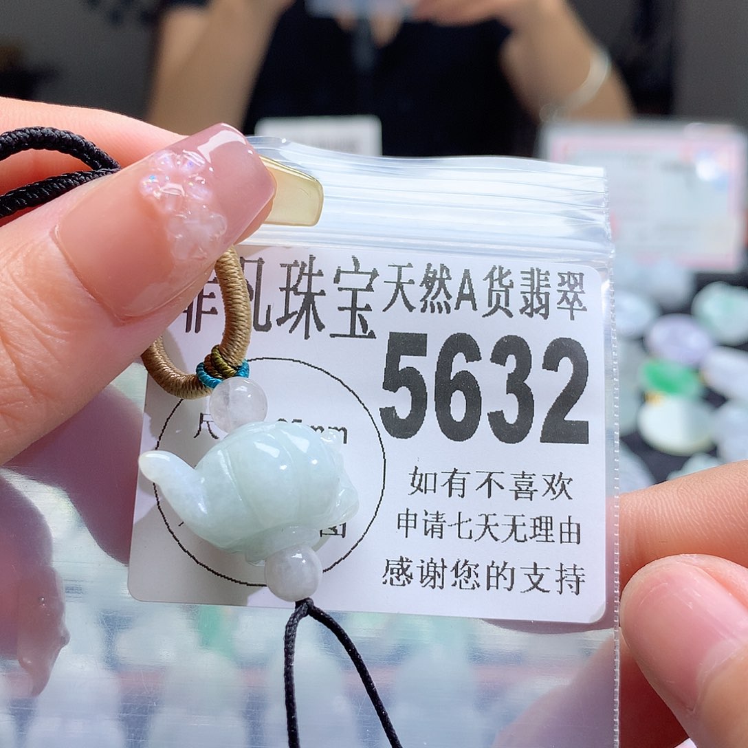 翡翠未镶嵌颈饰，