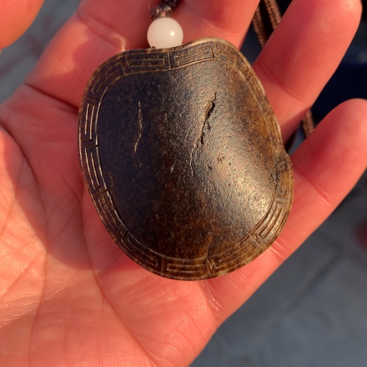 颈饰未镶嵌透闪石质玉