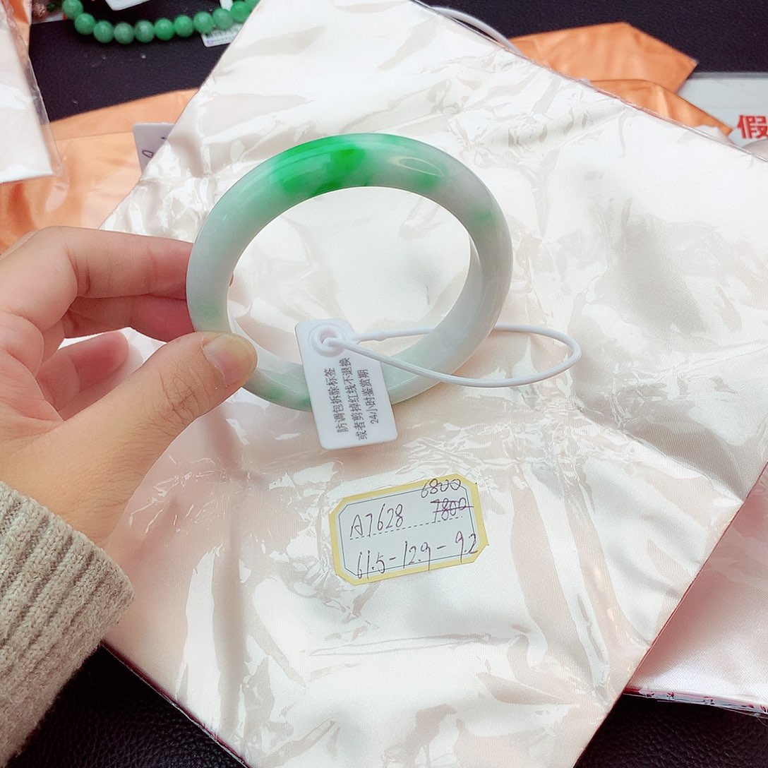 翡翠手镯未镶嵌翡翠