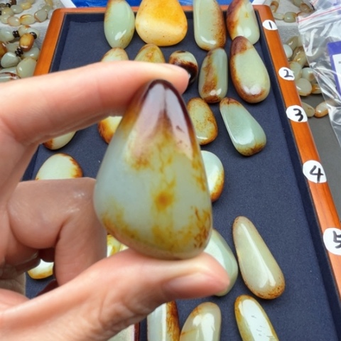 和田玉颈饰未镶嵌笑****?