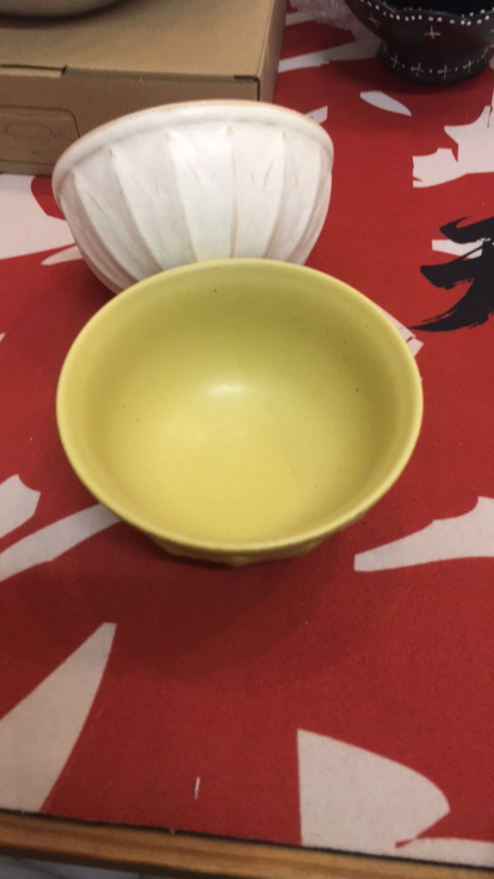 复古粗陶米饭碗。