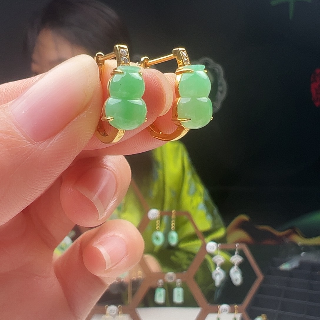 18K金镶嵌翡翠耳饰