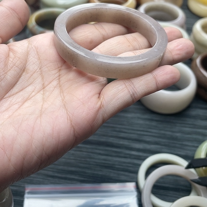 石英岩玉未镶嵌手镯