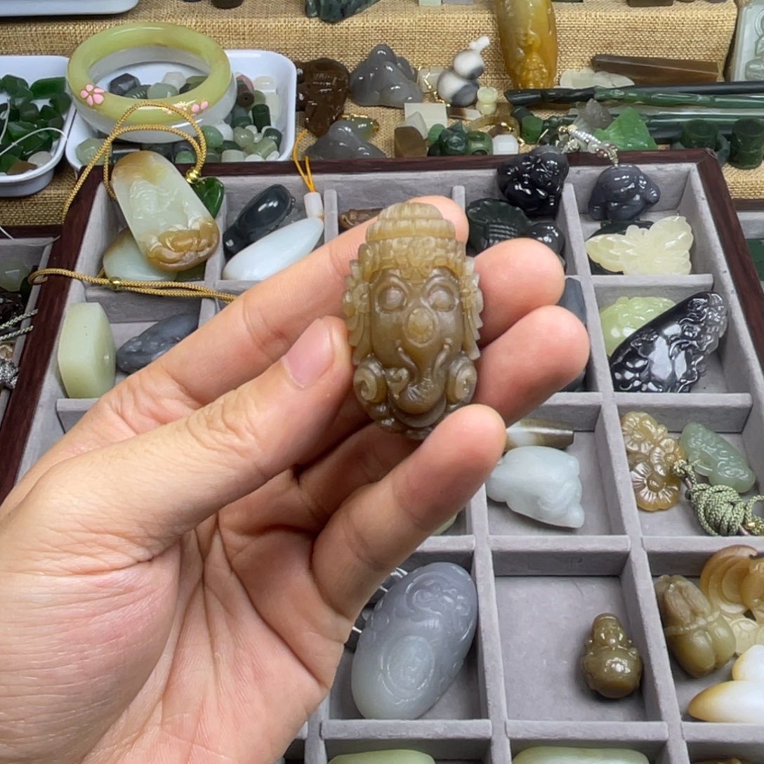 表***以和田玉未镶嵌颈饰