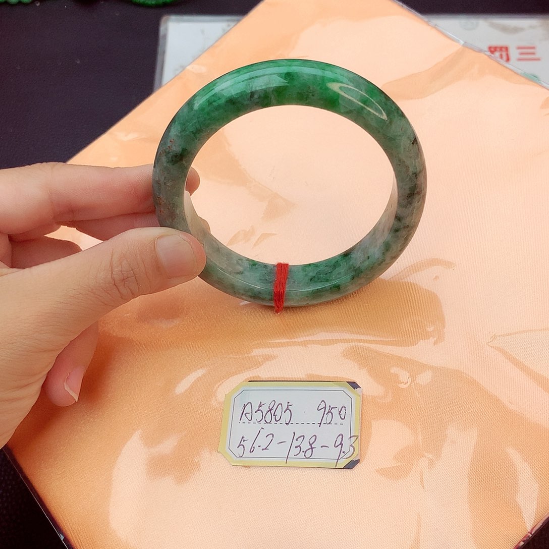 翡翠手镯未镶嵌翡翠