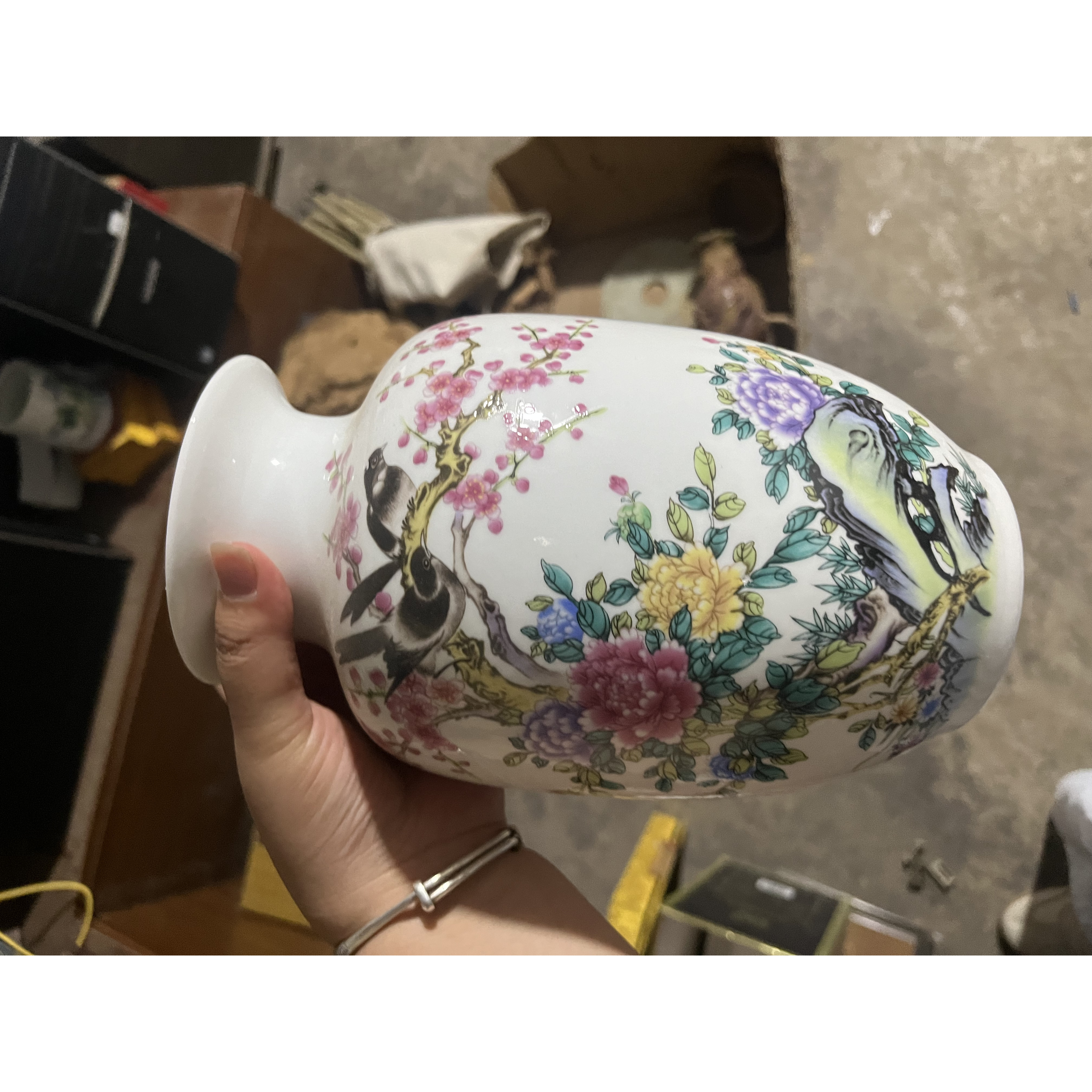 一个黑色花鸟冬瓜瓶