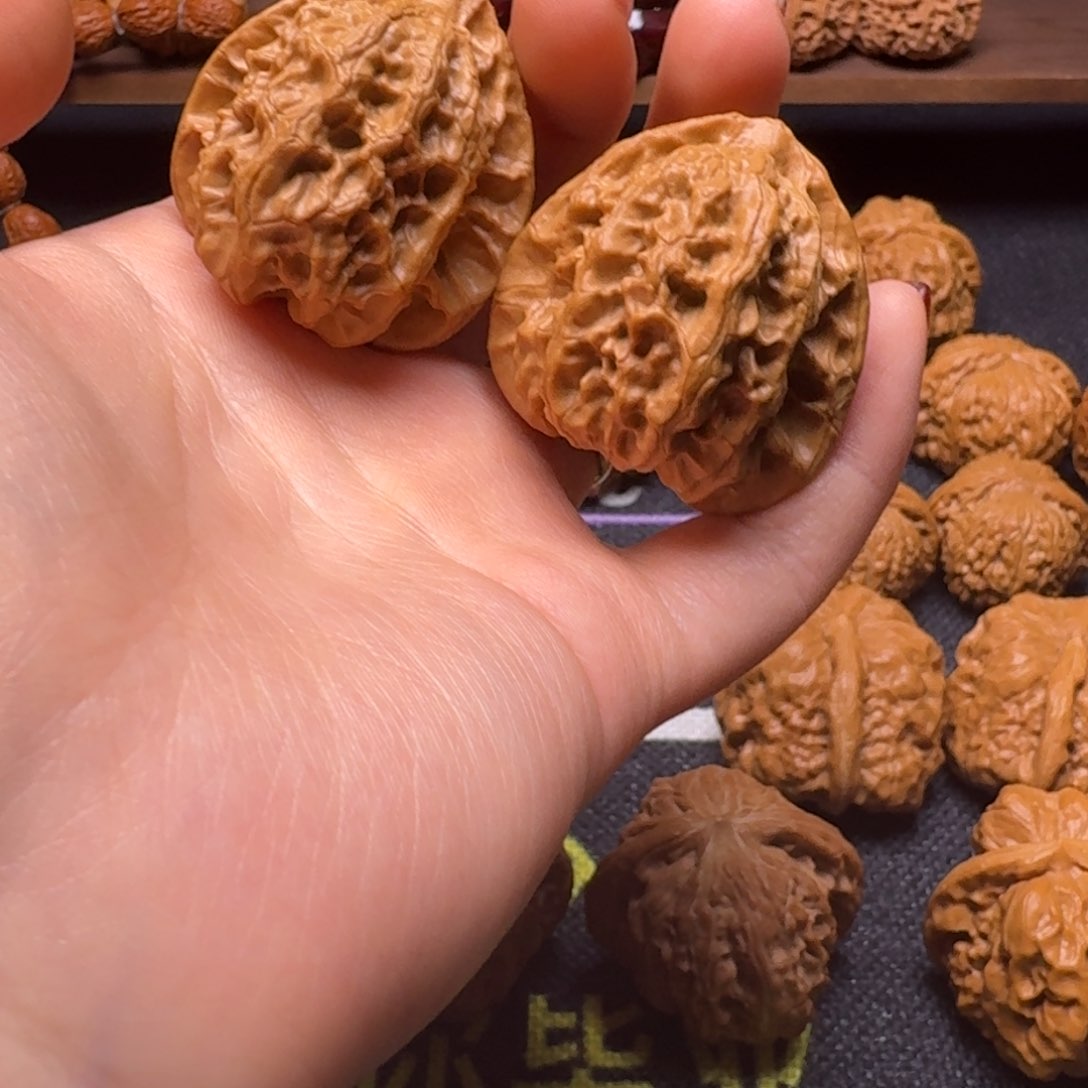 文玩核桃吊坠37.5梨木台