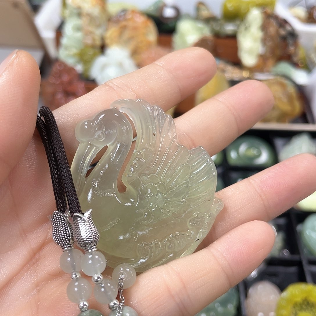 蛇纹石玉颈饰合金