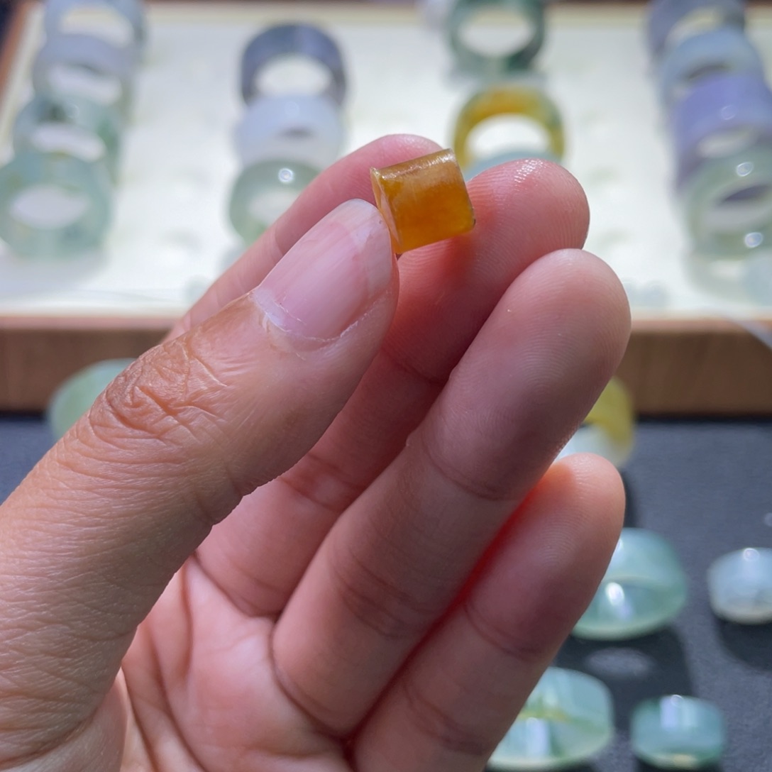 定制翡翠未镶嵌?**?翡翠